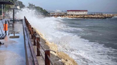 Mersin’de etkili olan yağışların ardından denizde 4-5 metreye ulaşan dev