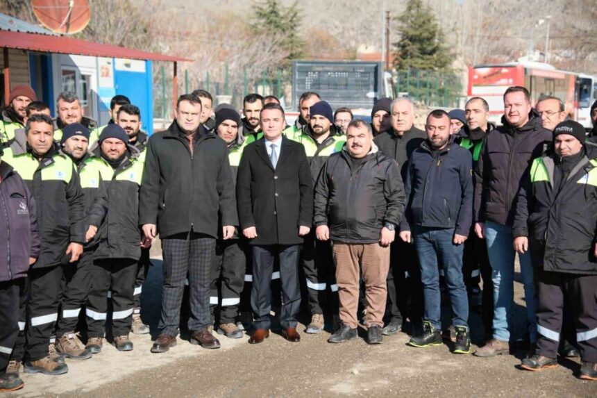 Sivrihisar Belediye Başkanı Dökmeci, personeline yeni yıl ikramiyesi olarak 4 bin TL prim dağıttı.