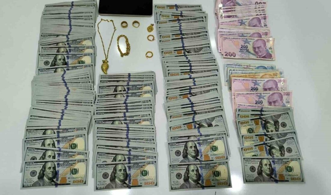 Mersin’de Sahte Polis ve Savcı Taktikleriyle Dolandırıcılık Yapan 31 Kişi Yakalandı, 28’i Tutuklandı Mersin'de, sahte 'polis ve savcı' kimliğiyle dolandırıcılık yapan 31 kişi