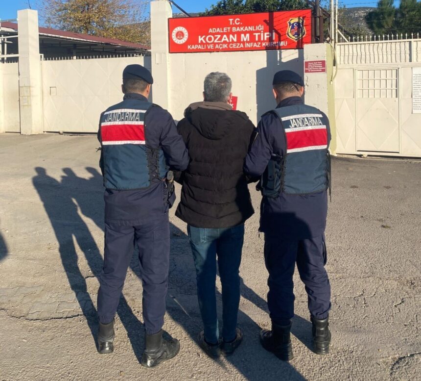 Adana’da jandarma, dolandırıcılık ve karşılıksız çekten 23 yıl hapis cezası olan firariyi yakaladı.