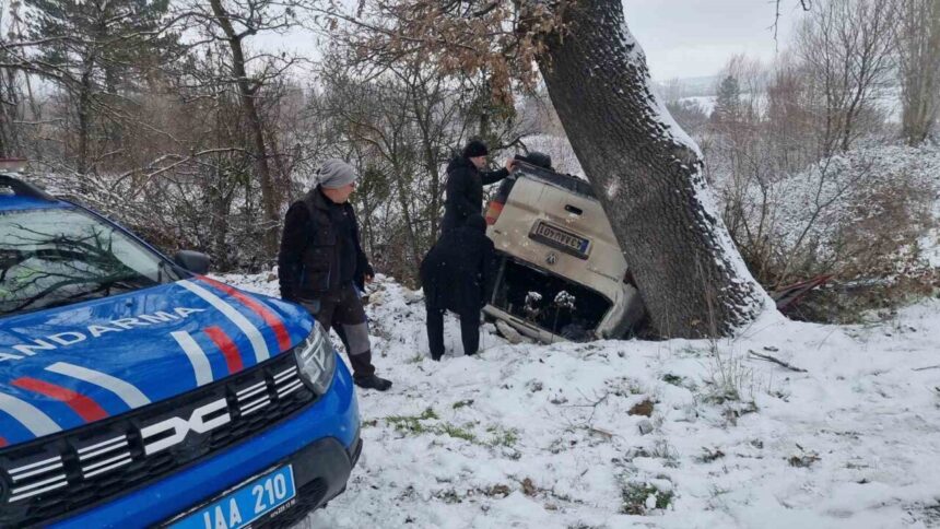 Domaniç’te gizli buzlanma nedeniyle minibüs şarampole devrildi, 2 kişi kazayı yara almadan kurtuldu.