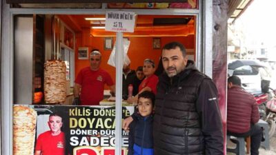Kilis'teki dönerciler, yüksek enflasyona rağmen fiyatları düşürüyor. Dönerci Ali Karabalık,
