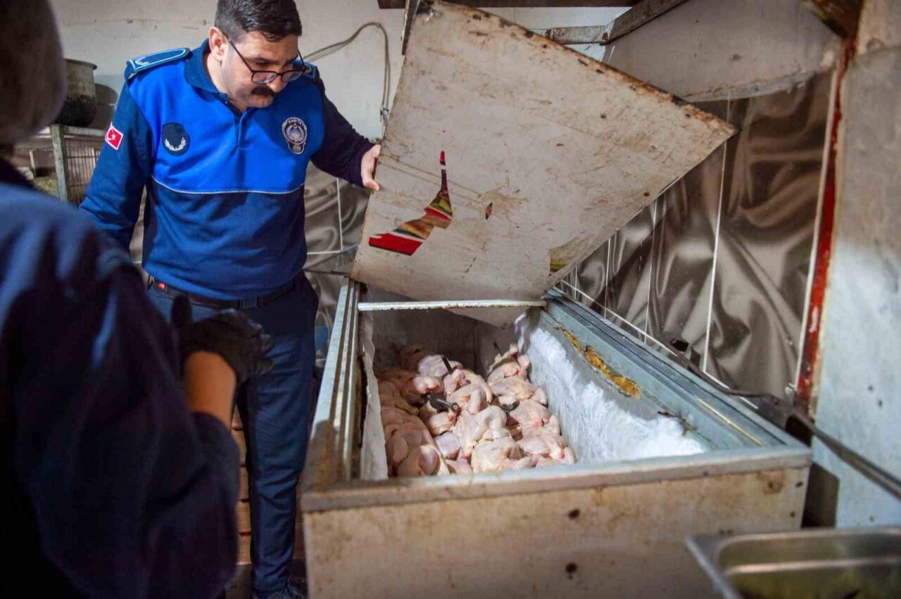 Adana’da Hijyen Standartlarına Uymayan Dönerci Mührü Çaldı