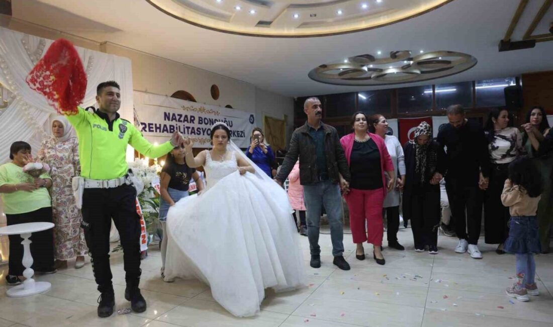 Down sendromlu genç kız Ezgi’nin düğün hayali, Kırıkhan’da gerçekleştirilen temsili törenle gerçekleştirildi Hatay'da 28 yaşındaki down sendromlu Ezgi Halman'ın gelinlik giyme hayali,