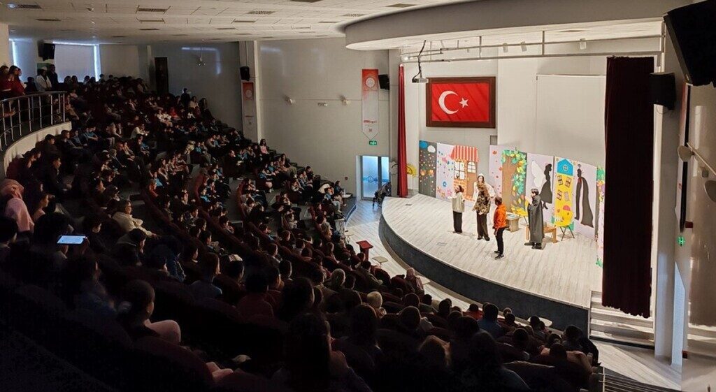 Kütahya Dumlupınar Üniversitesi Eğitim Fakültesi öğrencileri, Prof. Dr. Fulya Topçuoğlu