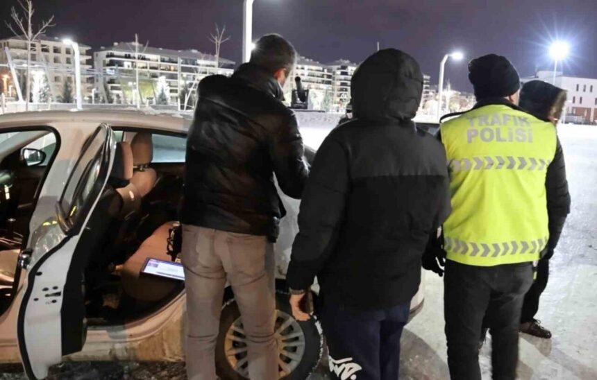 Aksaray’da parkta drift yapan iki sürücü sivil ekipler tarafından yakalanarak toplam 111 bin lira ceza kesildi.