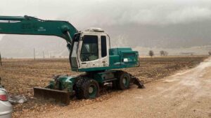 Burdur'un Yeşilova ilçesinde, Devlet Su İşleri'ne ait kepçe kimliği belirsiz