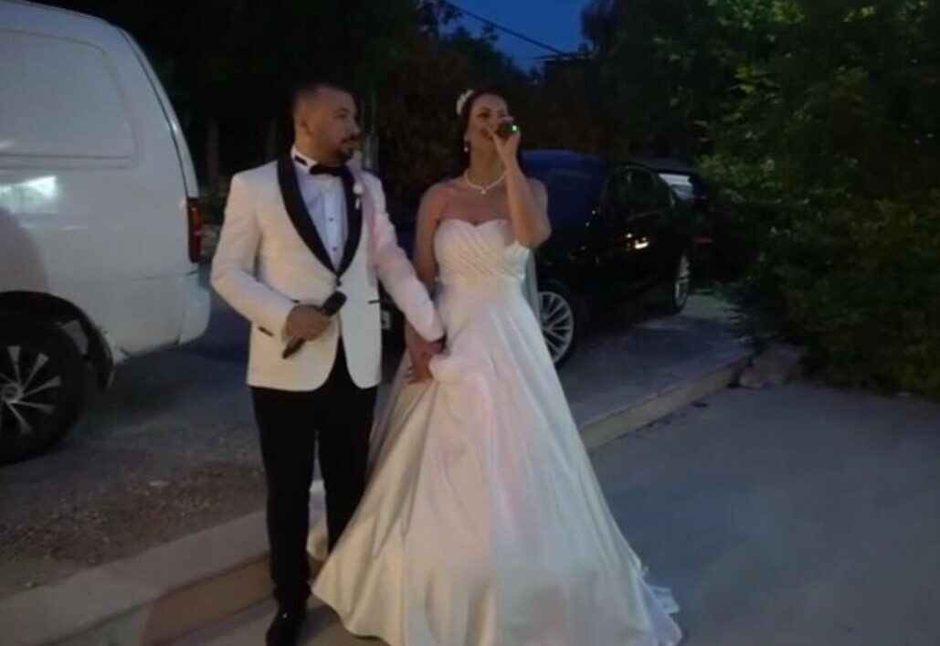 İzmirli Hasan ve Öznur Başkaya, düğünlerinde Ankaralı Coşkun'un "Ne Bilsin