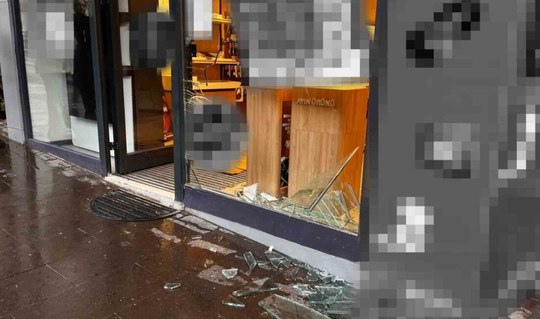 Nevşehir’de Kırmızı Işıkta Bekleyen Araç, Geri Giderek Dükkan İçine Girdi ve Sürücü Kaçtı Nevşehir'de kırmızı ışıkta bekleyen 38 RV 141 plakalı bir otomobil,