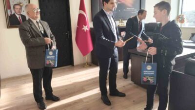 Dumlupınar'da "Peygamberimizin Hayatı" konulu bilgi yarışmasında başarı gösteren öğrenciler, gerçekleştirilen