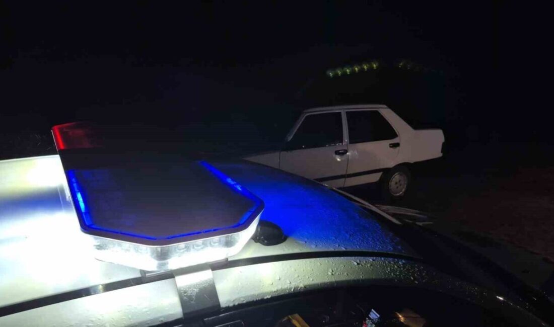 Bartın’da Polisle Kaçışta Sürücünün Aracından Uyuşturucu Paketleri Atıldığı İddia Edildi Bartın'da, 74 ABN 335 plakalı araç, polisin dur ihtarına uymayarak