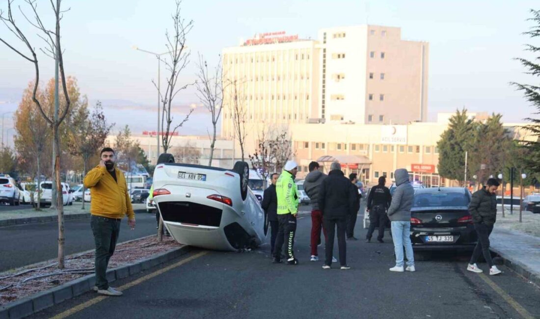 Nevşehir’de Park Halindeki Araca Çarpan Otomobil Takla Attı, Sürücü Yaralandı Nevşehir'de 15 Temmuz Mahallesi'nde Nuran K. yönetimindeki SEAT marka otomobil,