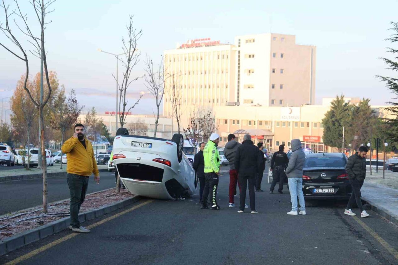 Nevşehir'de 15 Temmuz Mahallesi'nde Nuran K. yönetimindeki SEAT marka otomobil,