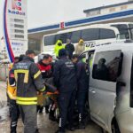 Hatay’da karlı havada direksiyon hakimiyetini kaybeden sürücü duvara çarparak yaralandı.