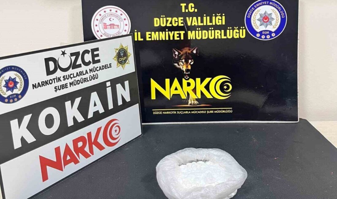 Düzce’de Uyuşturucu Operasyonu: Otobüste 650 Bin TL’lik Kokain Ele Geçirildi, Şahıs Tutuklandı Düzce'de otobüste yolcu olarak bulunan 53 yaşındaki M.K., üst aramasında