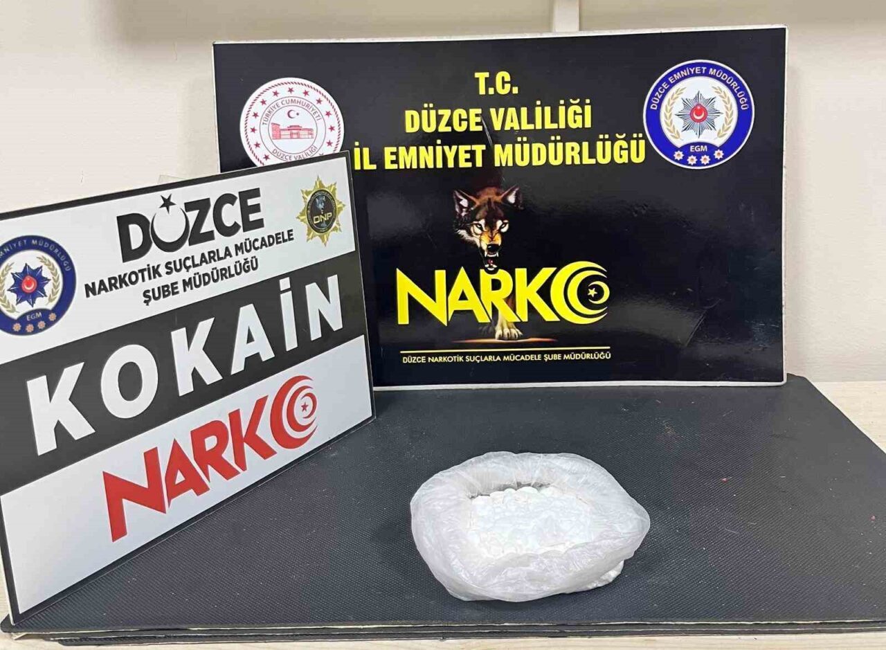 Düzce’de Uyuşturucu Operasyonu: Otobüste 650 Bin TL’lik Kokain Ele Geçirildi, Şahıs Tutuklandı