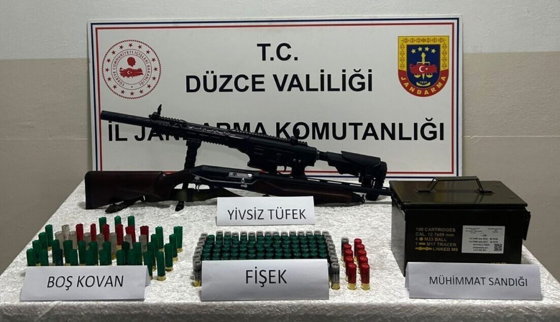 Düzce'nin Gölyaka ilçesinde, evlerinin bahçesinde havaya ateş eden iki şahıs