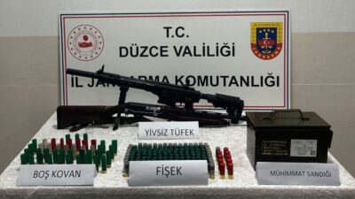 Düzce'nin Gölyaka ilçesinde, evlerinin bahçesinde havaya ateş eden iki şahıs