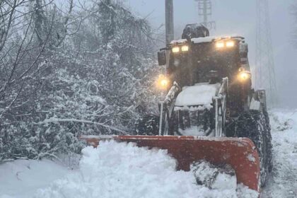 Düzce’de Kar Yağışı Nedeniyle 150 Köy Yolu Ulaşıma Kapandı, Ekipler Açma Çalışmalarını Sürdürüyor