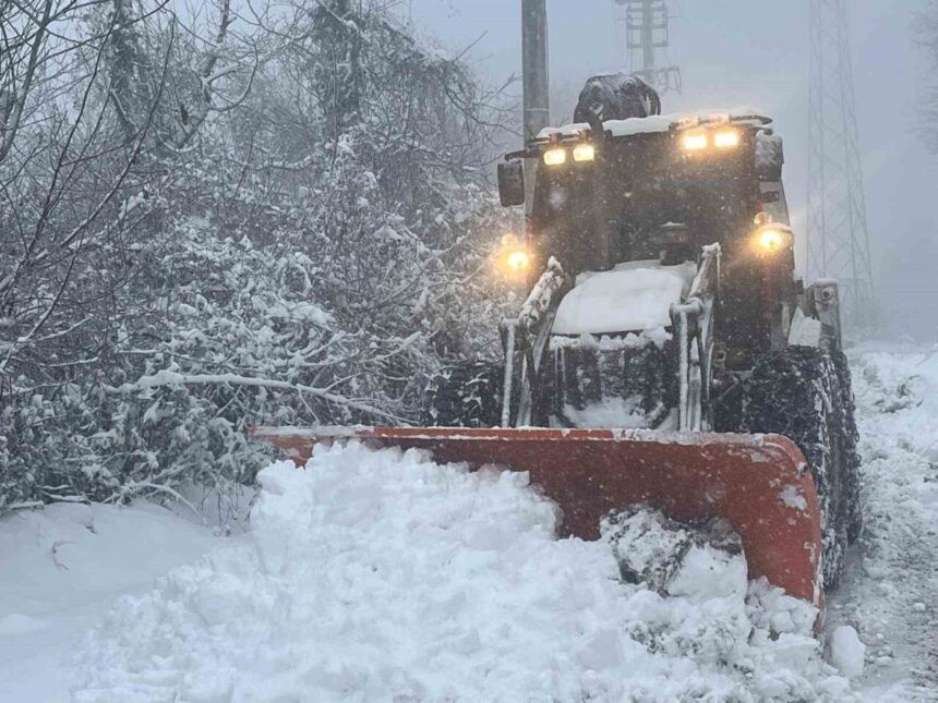 Düzce’de Kar Yağışı Nedeniyle 150 Köy Yolu Ulaşıma Kapandı, Ekipler Açma Çalışmalarını Sürdürüyor