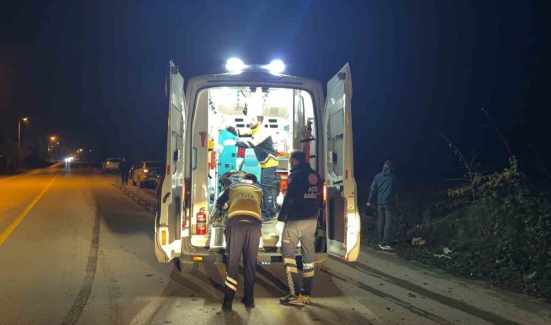 Düzce’de Minibüs ve Otomobil Çarpıştı, 3 Kişi Yaralandı Düzce'de akşam saatlerinde meydana gelen trafik kazasında, minibüs ve otomobil