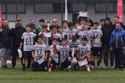 Düzce’de Yıldız Erkekler Futbol Turnuvasında Şampiyon İsmetpaşa Ortaokulu Oldu