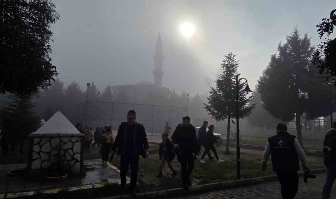 Düzce’de Sis Etkisi Altında Görüş Mesafesi 50 Metreye Kadar Düşüyor Düzce'de yoğun sis ve yağış etkili oluyor. Kent merkezinde görüş