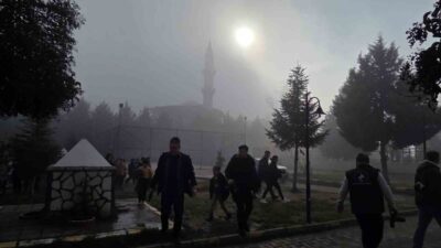 Düzce'de yoğun sis ve yağış etkili oluyor. Kent merkezinde görüş