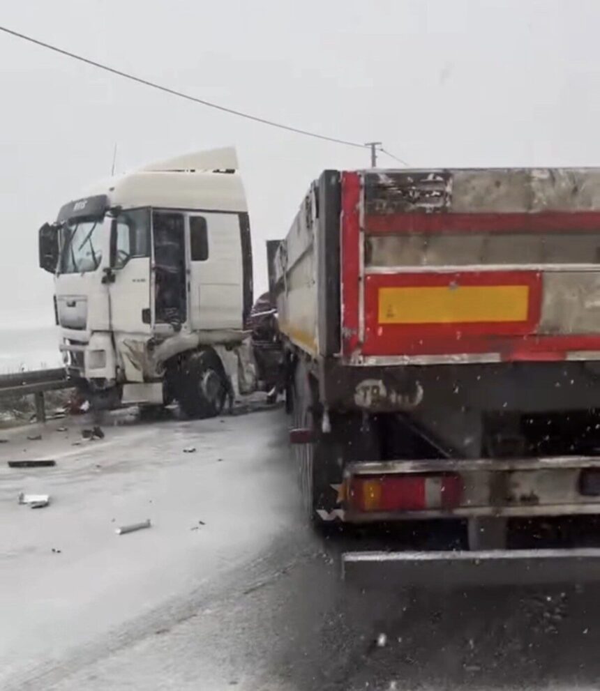 Akçakoca’da Tırın Makaslaması Nedeniyle Çevre Yolunda Ulaşım Aksadı