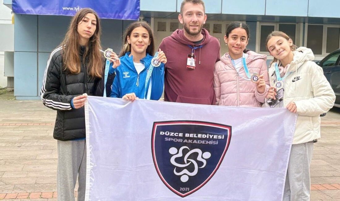 Düzce Belediyesi Spor Akademisi yüzme takımı, Trabzon'da düzenlenen Arena Vedia