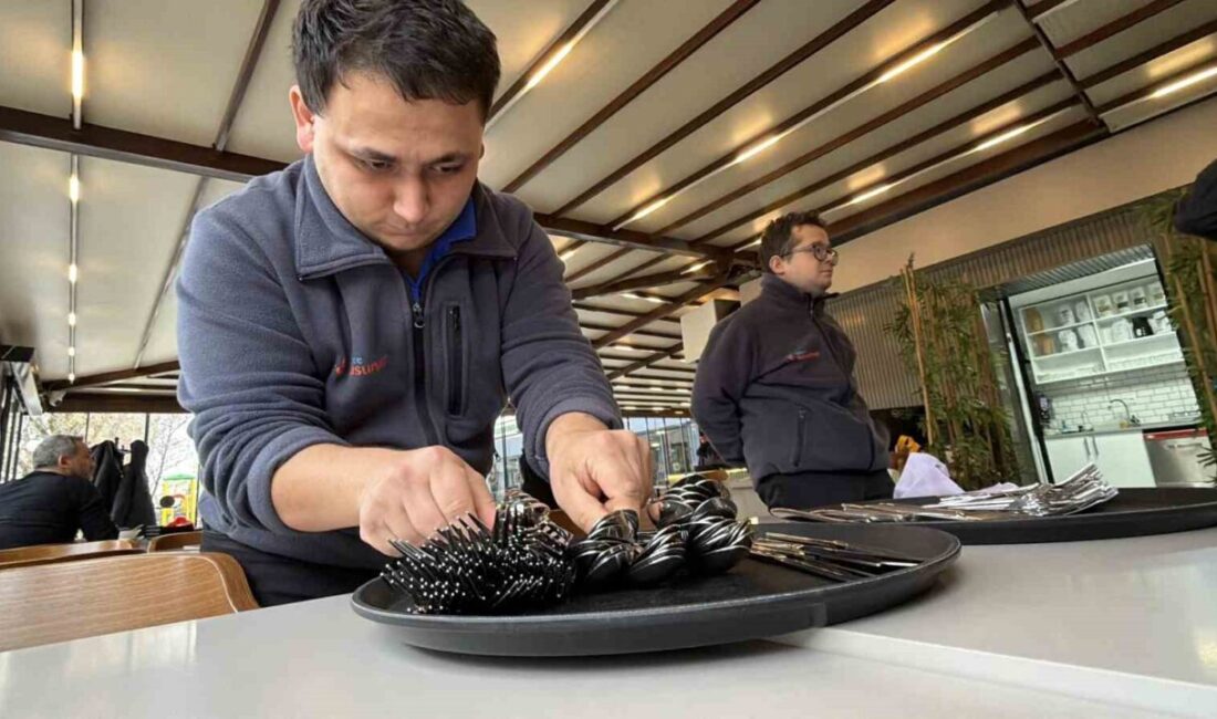 Düzce’deki Kusursuz Kafe, Down Sendromlu Bireylerin Sosyal ve Ekonomik Hayata Entegrasyonuna Öncülük Ediyor Düzce’de 2017’de kurulan "Kusursuz Kafe", down sendromlu bireylerin istihdamına olanak