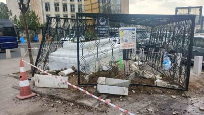 Ankara Altındağ'daki Tezveren Sultan Türbesi, kontrolünü kaybeden bir aracın çarpması