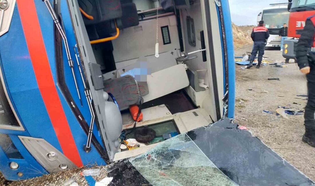 Sivas'ın Zara ilçesinde, cezaevi nakil aracı devrildi. R.K. yönetimindeki araç,