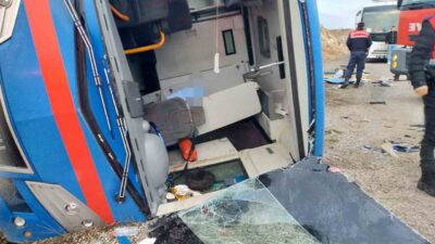 Sivas'ın Zara ilçesinde, cezaevi nakil aracı devrildi. R.K. yönetimindeki araç,