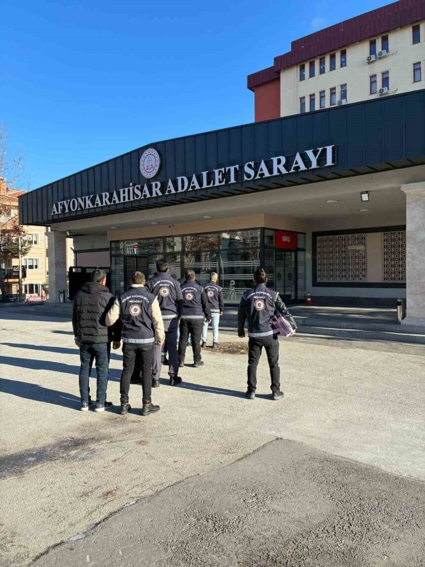 Afyonkarahisar’da düzenlenen operasyonda 4 kişi tutuklandı, 27 göçmen sınır dışı edildi.