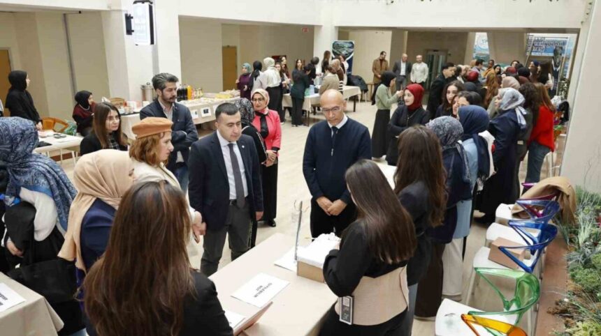 GİBTÜ Ebelik Bölümü Öğrencileri, Yenilikçi Projelerini Rektörlük Bilim Kafe’de Sergiledi