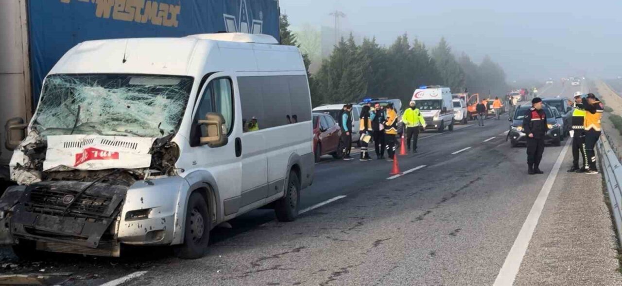 Edirne’de sabah saatlerinde yoğun sis nedeniyle 10 aracın karıştığı zincirleme