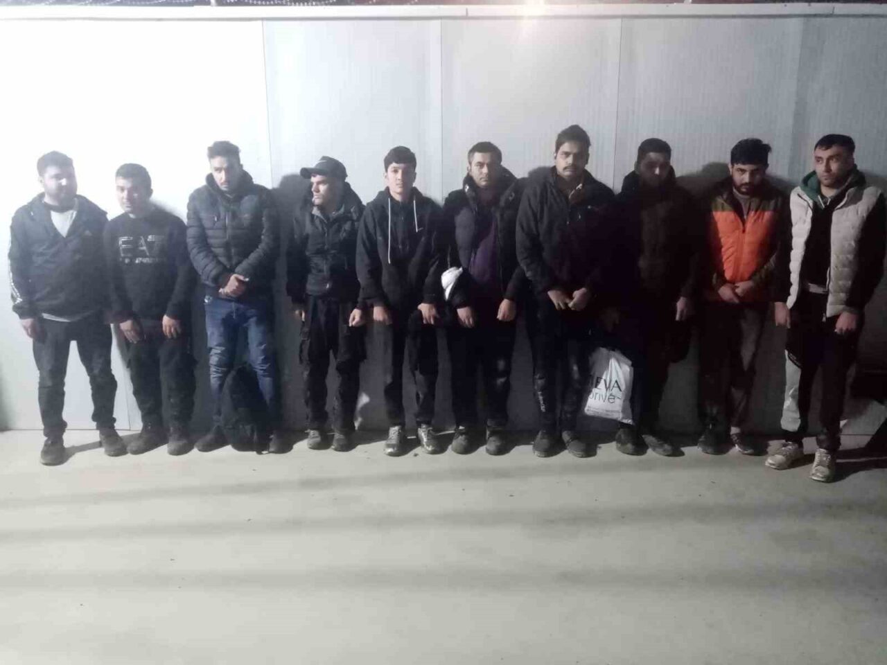 Edirne'nin Uzunköprü ilçesinde, yasa dışı yollardan Avrupa'ya geçmeye çalışan 20