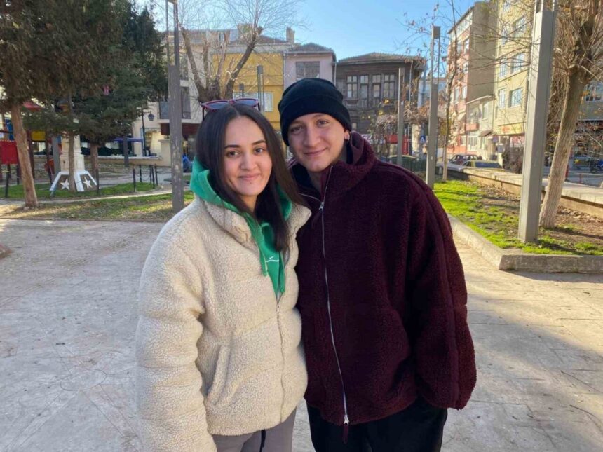 Edirne’de genç mimar kanseri yendikten sonra eşinin sürpriziyle sokaklarda kutlama yaptı.