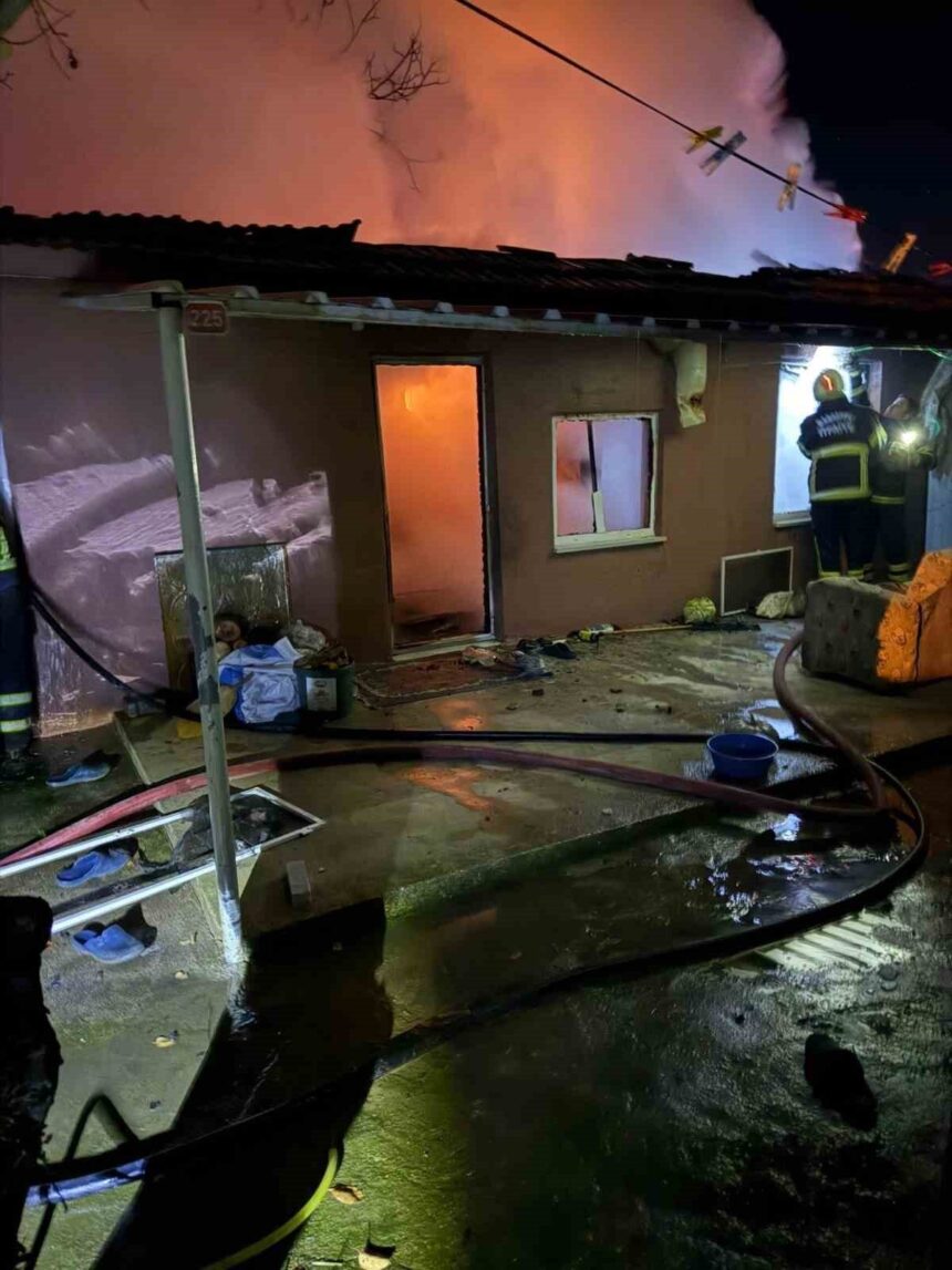 Edirne’de yaşlı kadına ait evde çıkan yangın, alevler içinde kaldı.