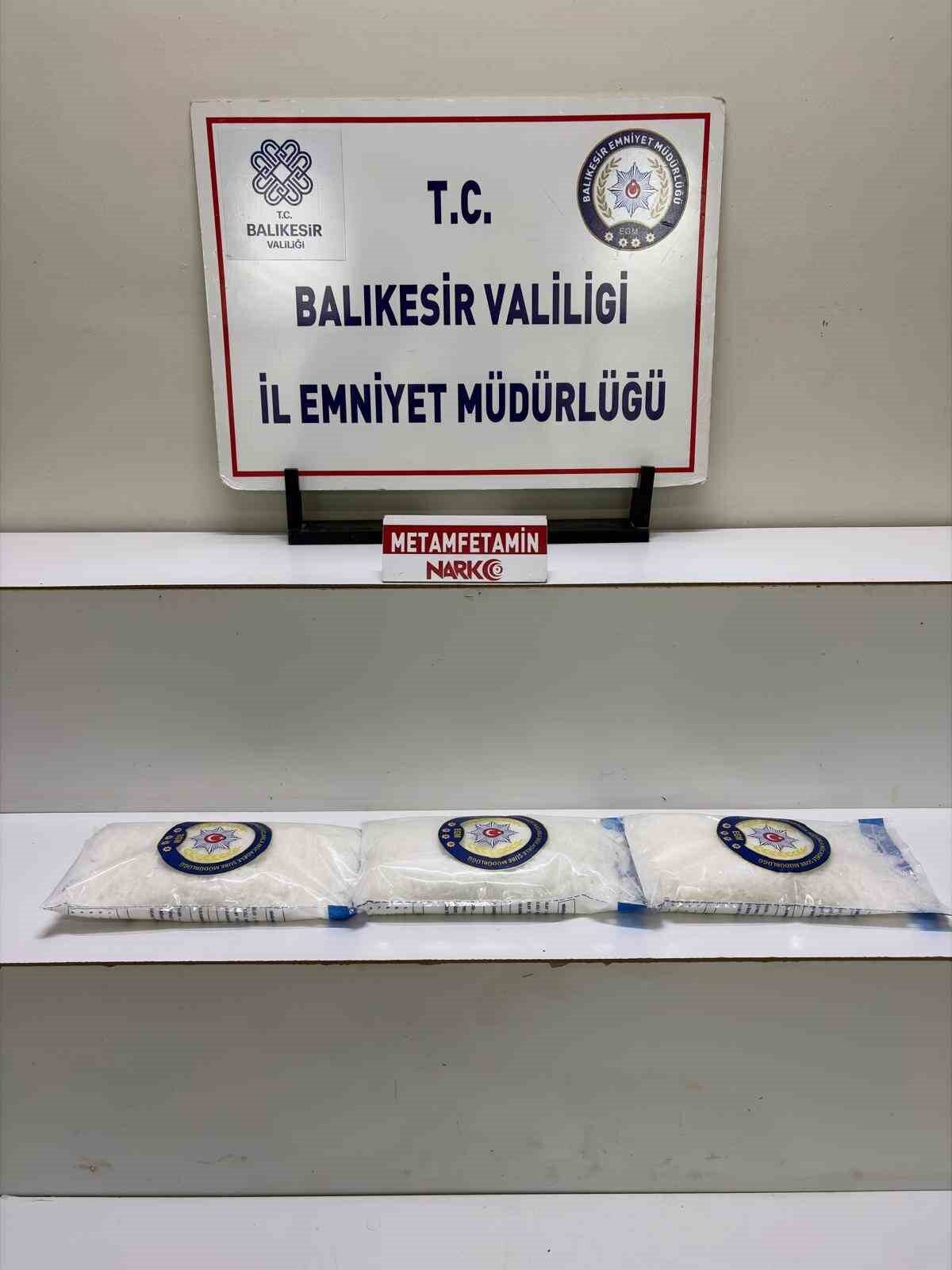 Balıkesir'de düzenlenen narkotik operasyonlarında 8 kilogram 19 gram metamfetamin ve