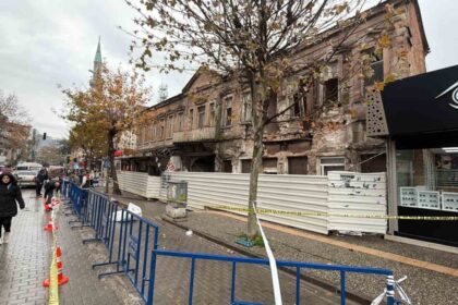 Edremit’te Sağanak Yağış Tarihi Binada Yıkıma Neden Oldu