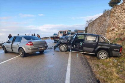 Eğirdir’de iki otomobil çarpıştı, sürücüler yaralandı