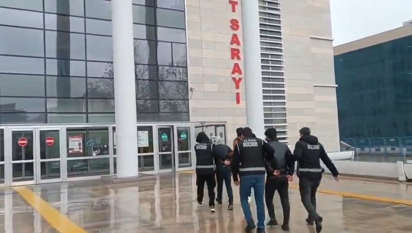 Elazığ’da ehliyet sınavında kopya düzenekleri ile yakalanan 7 kişi gözaltına alındı Elazığ'da, ehliyet sınavında kopya çeken 7 kişi ve 2 organizatör