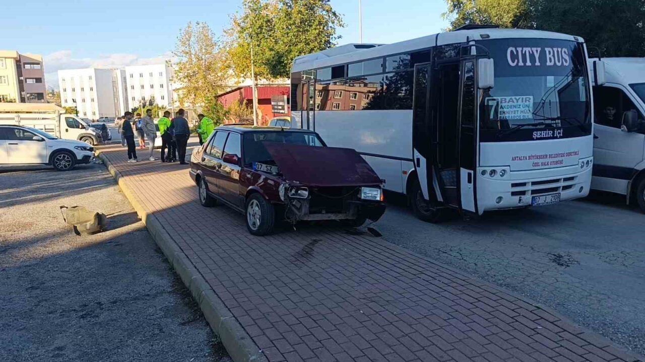 Manavgat’ta ehliyetsiz sürücünün neden olduğu trafik kazasında bir motosikletli yaralandı
