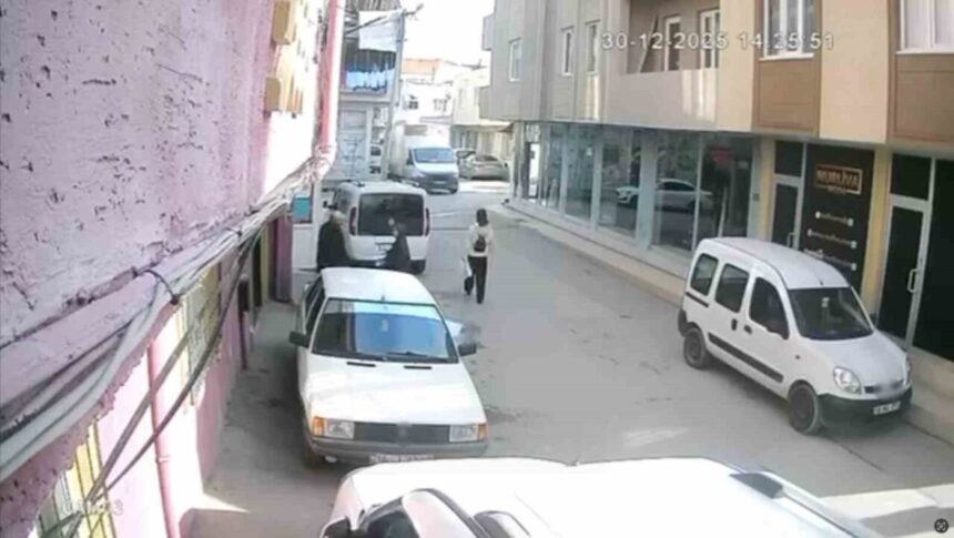 Bursa’da ekmek kamyonetinin arka kapısı açık kalınca bir genç yere düştü; o anlar kameraya yansıdı.