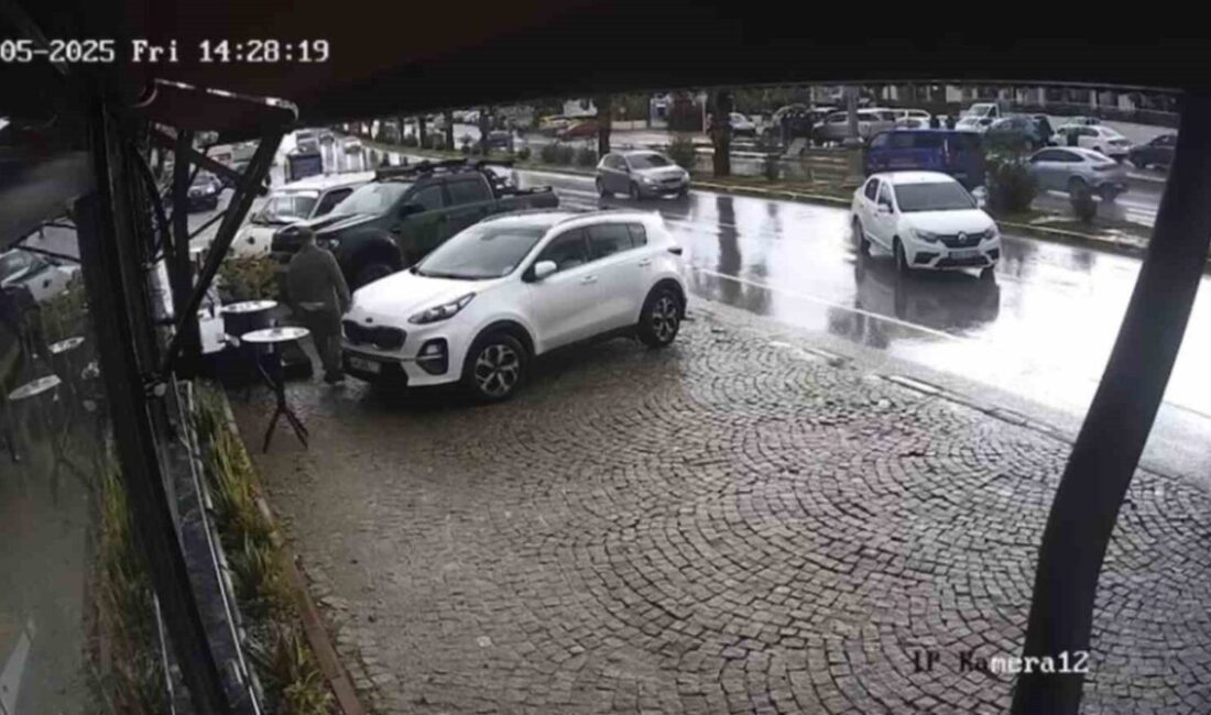 Bodrum'un Konacık Atatürk Bulvarı'nda el freni çekilmeyen bir otomobil, park