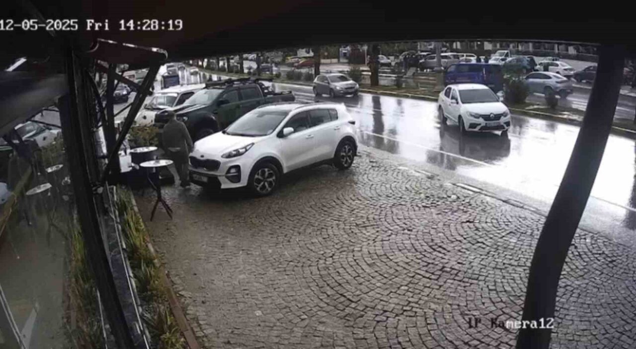 Bodrum'un Konacık Atatürk Bulvarı'nda el freni çekilmeyen bir otomobil, park