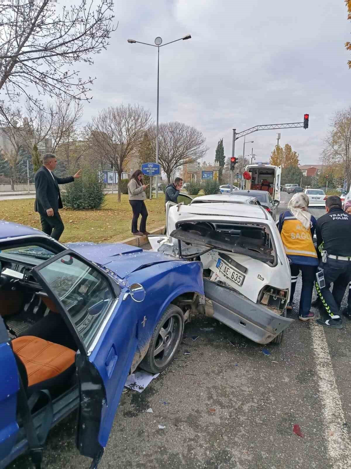 Elazığ'da Cahit Dalokay Caddesi'nde Y.K. yönetimindeki otomobil, kırmızı ışıkta bekleyen
