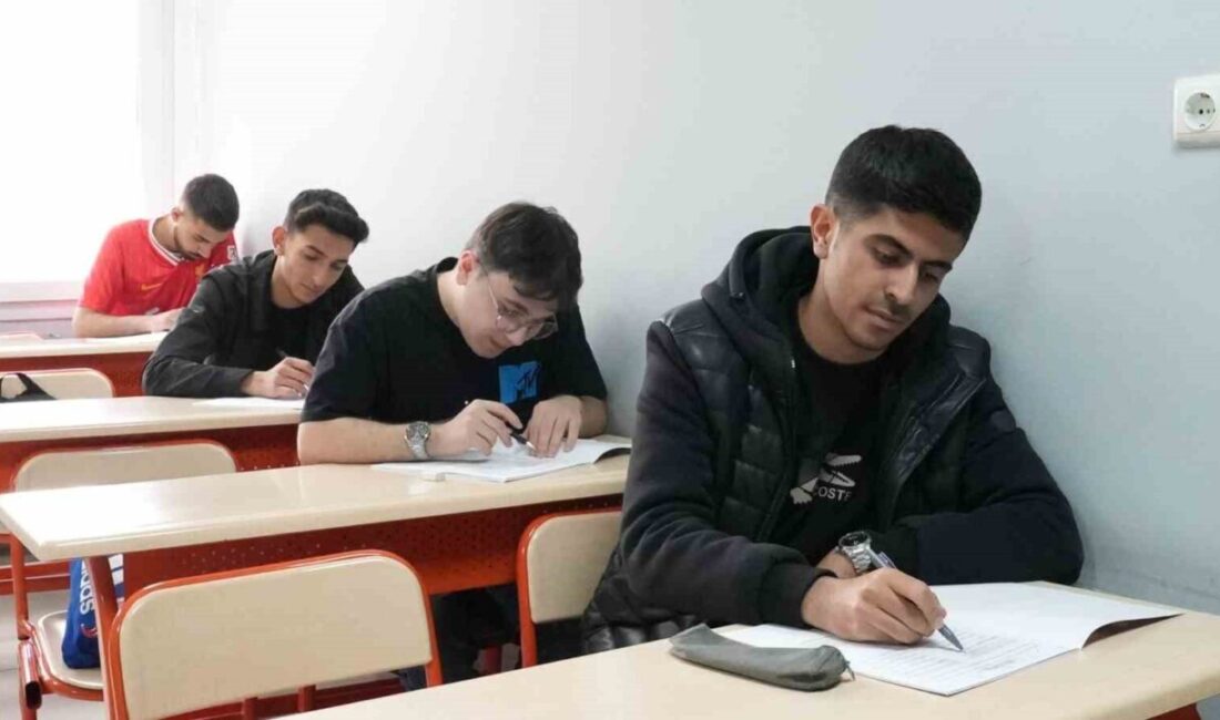 Elazığ’da Gelecek Sensin Projesi Kapsamında Ücretsiz Deneme Sınavı ve Yazar Okay Tiryakioğlu Söyleşisi Gerçekleştirildi Elazığ Belediyesi, Gelecek Sensin projesi kapsamında YKS'ye hazırlanan öğrencilere yönelik